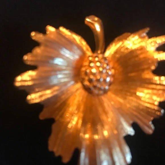 MONET SIGNED VINTAGE BROOCH - Picture 7 of 16